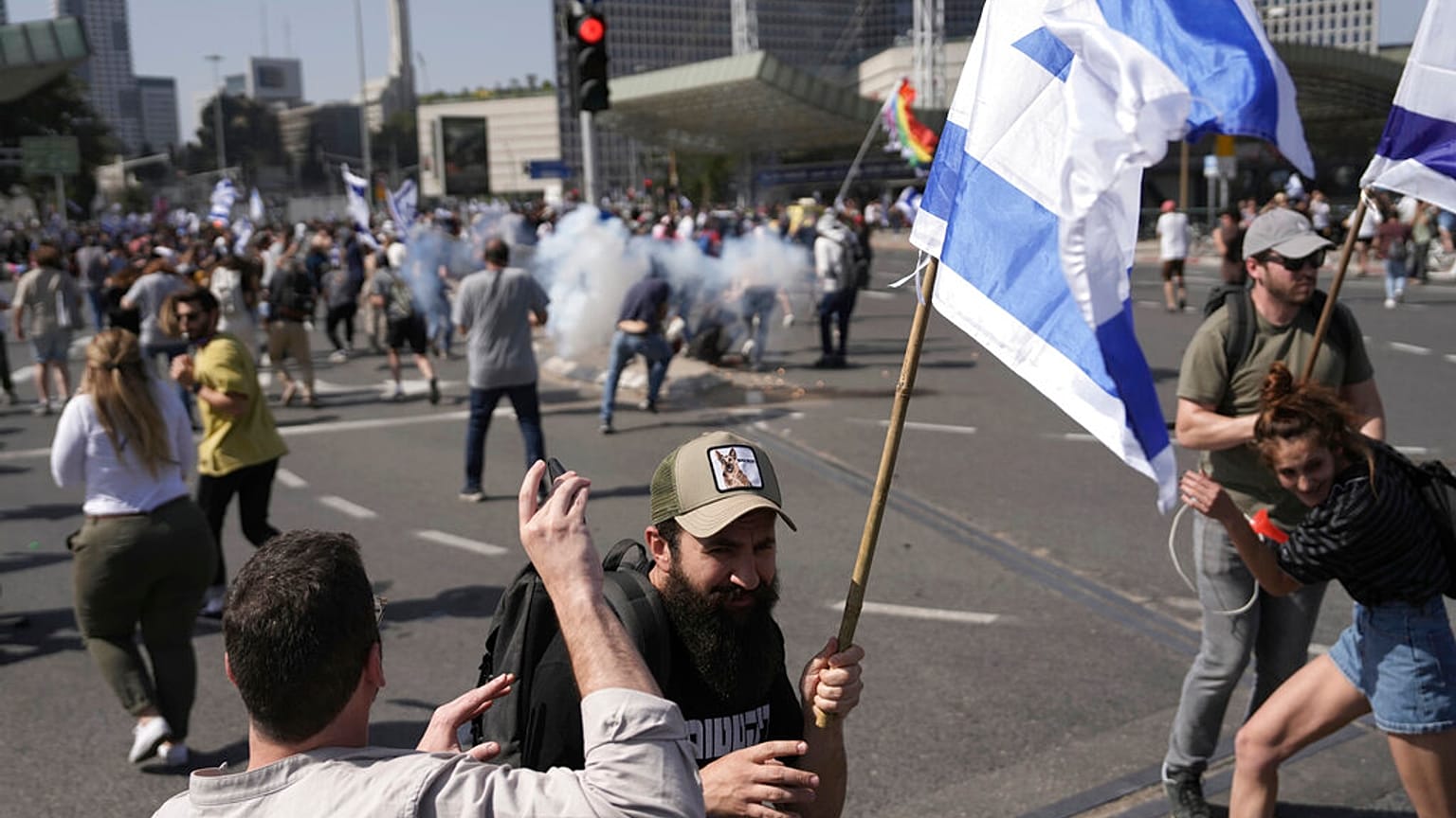 İsrail'de sivil itaatsizlik protestoları: Polis, göstericilere şok bombası attı