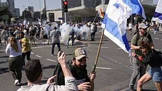 İsrail'de sivil itaatsizlik protestoları: Polis, göstericilere şok bombası attı