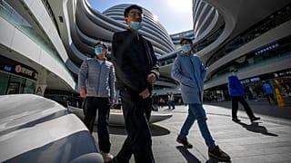 Des personnes portant des masques chirurgicaux à Pékin, 1 mars 2023
