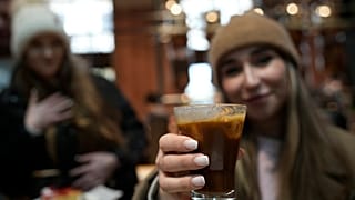 فتاة تحتسي مشروب أولياتو في ميلانو