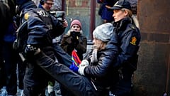 Die schwedische Aktivistin Greta Thunberg wird während einer Demonstration vor dem norwegischen Finanzministerium in Oslo weggetragen, 