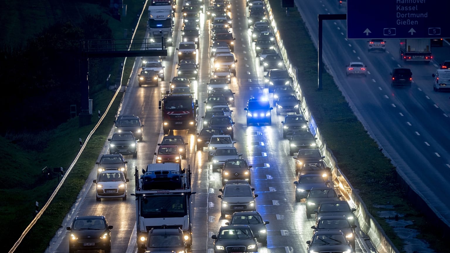 Esti forgalom egy német autópályán, Frankfurtnál