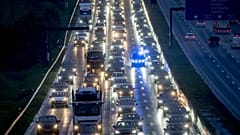 Esti forgalom egy német autópályán, Frankfurtnál