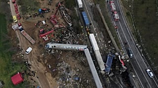 عشرات القتلى والجرحى من جراء حادث اصطدام وقع بين قطارين في مدينة لاريسا وسط اليونان، 28 فبراير 2023.