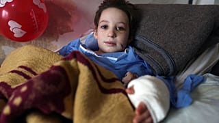 طفل مصاب جراء الزلزال الذي ضرب سوريا