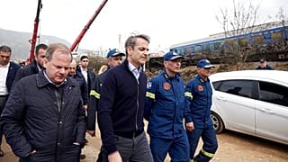 Ο πρωθυπουργός Κυριάκος Μητσοτάκης και ο υπουργός Μεταφορών Κώστας Αχ. Καραμανλής από την επίσκεψη στα Τέμπη