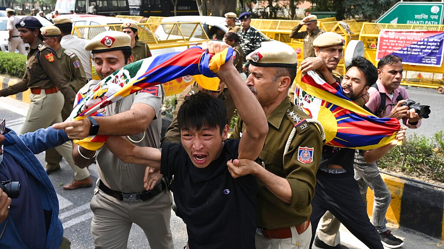 Manifestanti si scontrano con la polizia a Nuova Delhi