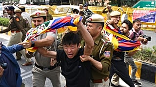 Manifestanti si scontrano con la polizia a Nuova Delhi