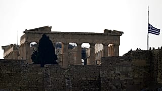 Μεσίστια η ελληνική σημαία στον ιερό βράχο της Ακρόπολης