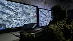 Archív felvétel: ukrán katona egy drón felvételeit nézi Bahmutban