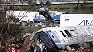 Rescatistas de pie cerca de los escombros de los trenes, cerca de la ciudad de Larissa, Grecia, miércoles, 1 de marzo de 2023.