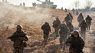 Militares ucranianos de la 3ª Brigada Separada de Tanques de Hierro participan en un simulacro, no lejos de la línea del frente, en la zona de Járkov, el 23 de febrero 2023.