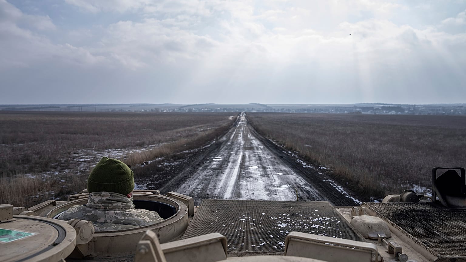 Украинский бронетранспортёр близ Угледара