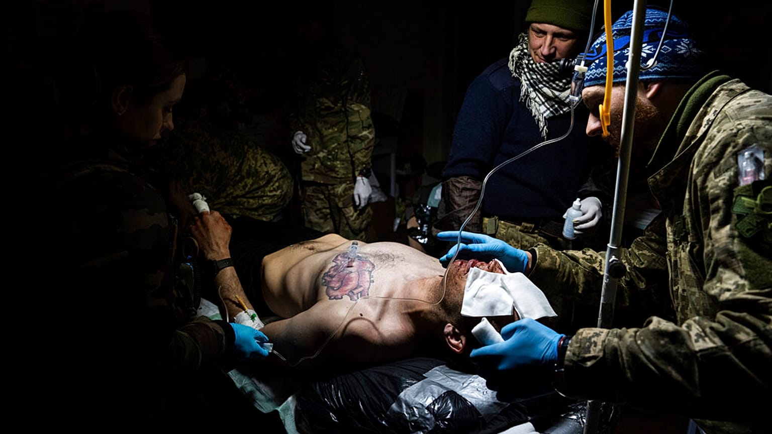 Ukrainische Sanitäter behandeln einen verwundeten Kameraden in einem Feldlazarett in der Nähe von Bachmut, 1. März 2023.
