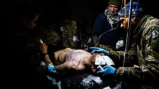Ukrainische Sanitäter behandeln einen verwundeten Kameraden in einem Feldlazarett in der Nähe von Bachmut, 1. März 2023.