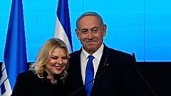 İsrail Başbakanı Binyamin Netanyahu ve eşi Sara Netanyahu seçim sonrası (arşiv)
