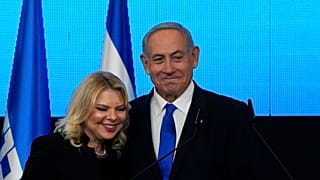 İsrail Başbakanı Binyamin Netanyahu ve eşi Sara Netanyahu seçim sonrası (arşiv)