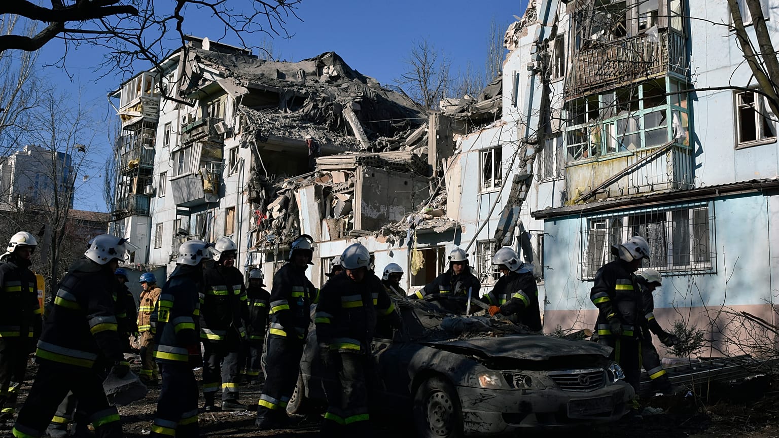 Bomberos del Servicio Estatal de Emergencias de Ucrania inspeccionan viviendas tras el impacto de un misil ruso en Zaporiyia, Ucrania, el 2 de marzo de 2023.