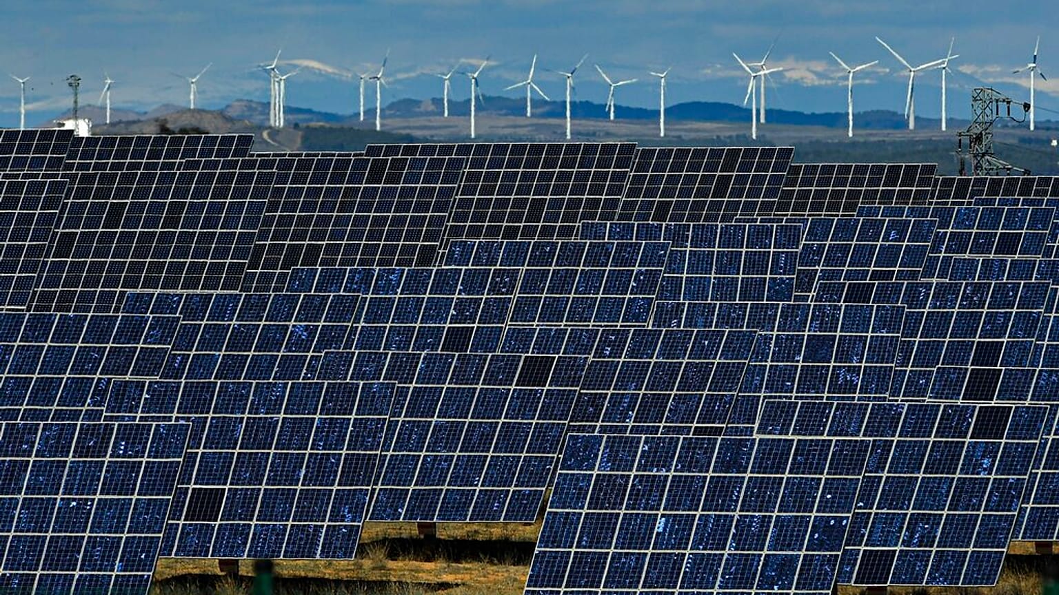 Panneaux solaires et éoliennes dans le nord de l'Espagne (24/02/2023)