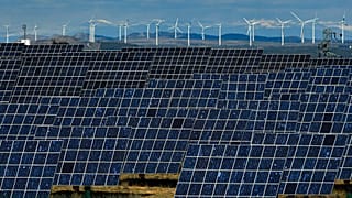 Panneaux solaires et éoliennes dans le nord de l'Espagne (24/02/2023)
