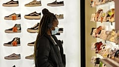Eine Frau in einem Schuhgeschäft