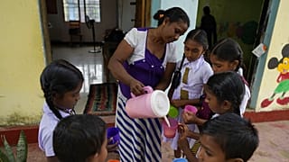 Sri lankai általános iskolások ingyen tejet kapnak az iskolában - sok gyerek se reggelit, se ebédet nem kapna, ha az iskolában nem adnának