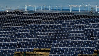 Солнечные панели возле небольшого городка Милагро, северная Испания