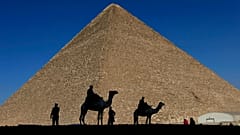 Giza'daki Büyük Piramit dünyanın yedi harikasından biri
