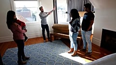 Eine Familie besichtigt ein Airbnb-Apartment