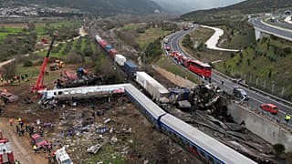 عملية إنقاذ ضحايا تصادم قطارين وسط اليونان الذي أودى بحياة 57 شخصا على الأقل وجرح العشرات