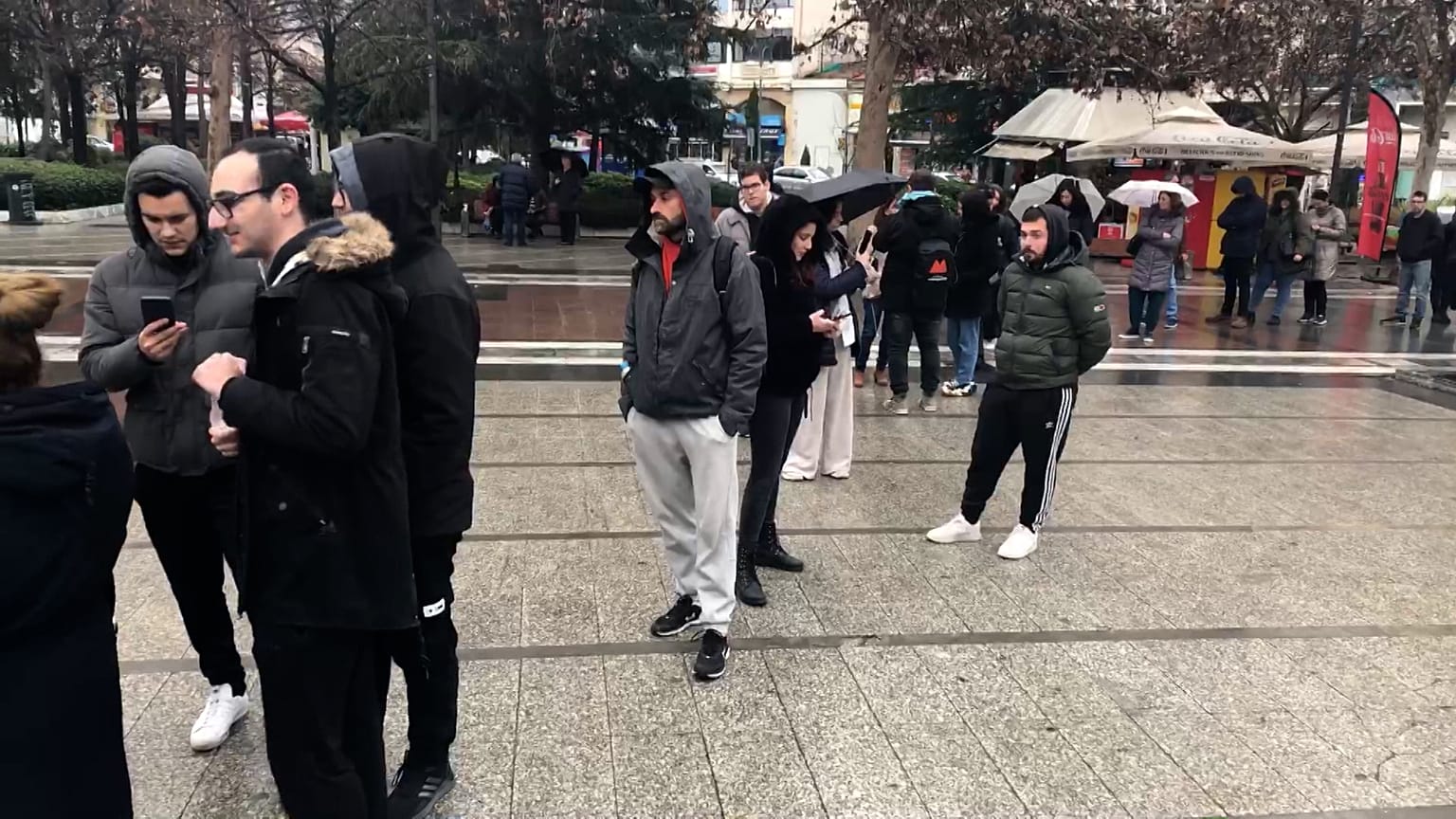 Persone in fila per donare il sangue