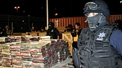 صورة أرشيفية لعناصر شرطة أثناء مصادرتها 23.5 طنًا من الكوكايين في مكسيكو سيتي، المكسيك، 1 نوفمبر 2007. 