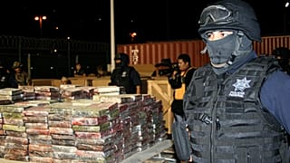 صورة أرشيفية لعناصر شرطة أثناء مصادرتها 23.5 طنًا من الكوكايين في مكسيكو سيتي، المكسيك، 1 نوفمبر 2007. 