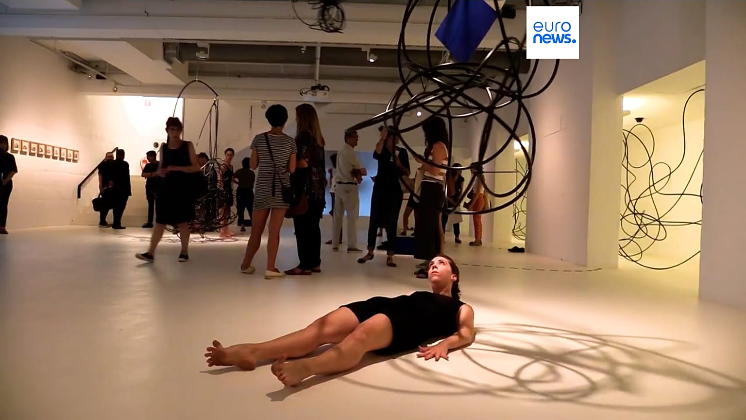 Una performance en una sala de la Fundació Miró de Barcelona