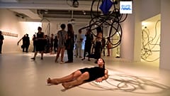 Una performance en una sala de la Fundació Miró de Barcelona