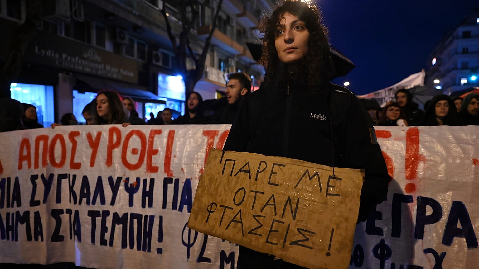 Tüntetők a székháznál