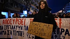Tüntetők a székháznál