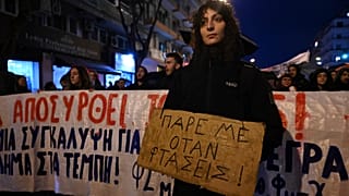 Tüntetők a székháznál
