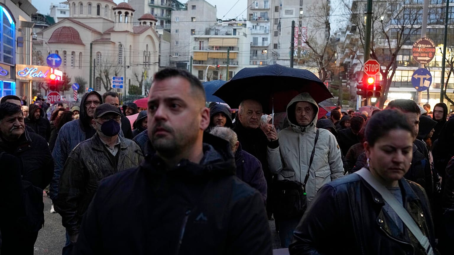 Manifestantes respeitam minuto de silêncio por vítimas de acidente ferroviário durante protesto em Atenas