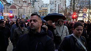Manifestantes respeitam minuto de silêncio por vítimas de acidente ferroviário durante protesto em Atenas