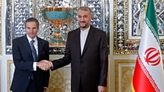 رافائيل غروسي، مدير الوكالة الدولة للطاقة الذرية مع وزير الخارجية الإيراني حسين أمير عبد اللهيان أثناء زيارة إلى طهران عام 2022