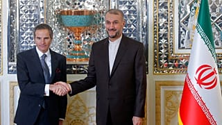 رافائيل غروسي، مدير الوكالة الدولة للطاقة الذرية مع وزير الخارجية الإيراني حسين أمير عبد اللهيان أثناء زيارة إلى طهران عام 2022