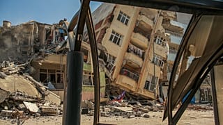 Разрушенное здание опирается в Самандаге, южная Турция (22 февраля 2023 г.)