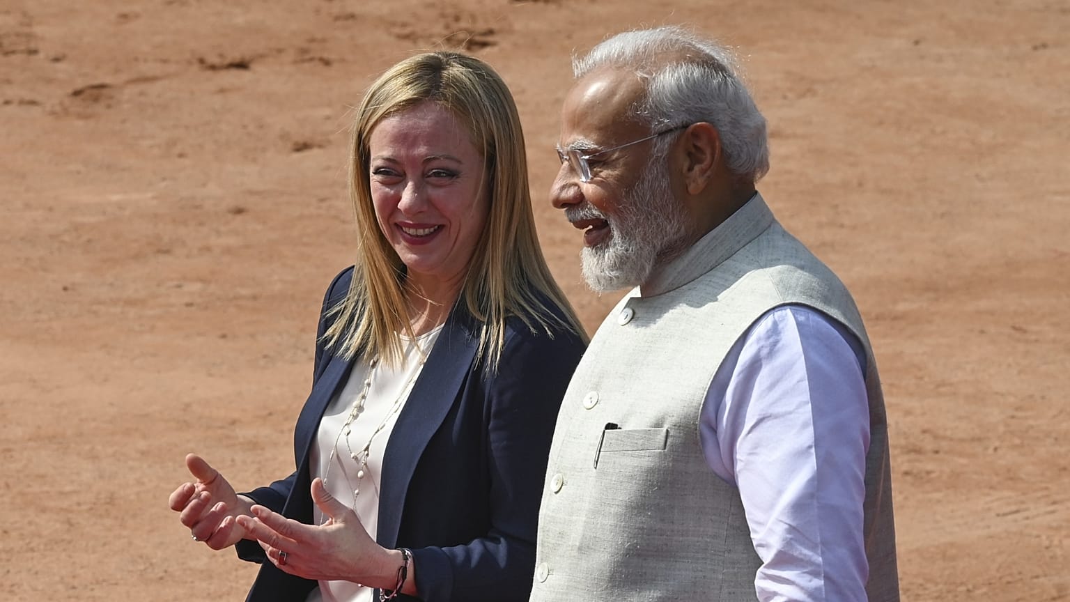 Giorgia Meloni olasz és Narendra Modi indiai miniszterelnök Új-Delhiben