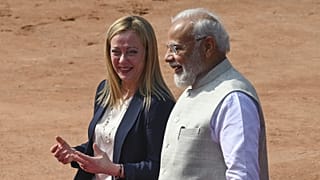 Giorgia Meloni olasz és Narendra Modi indiai miniszterelnök Új-Delhiben