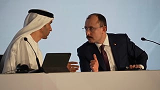 وزير التجارة الخارجية الإماراتي ثاني بن أحمد الزيودي مع نظيره التركي محمد موش في دبي. 2023/03/03