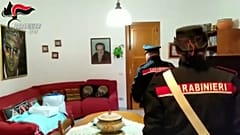 Los carabinieri en casa de Rosalía Messina Denaro donde fue detenida