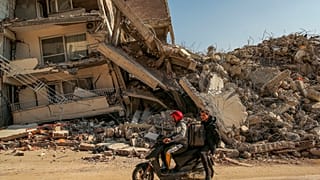 Συντρίμμια από τους φονικούς σεισμούς στη Συρία