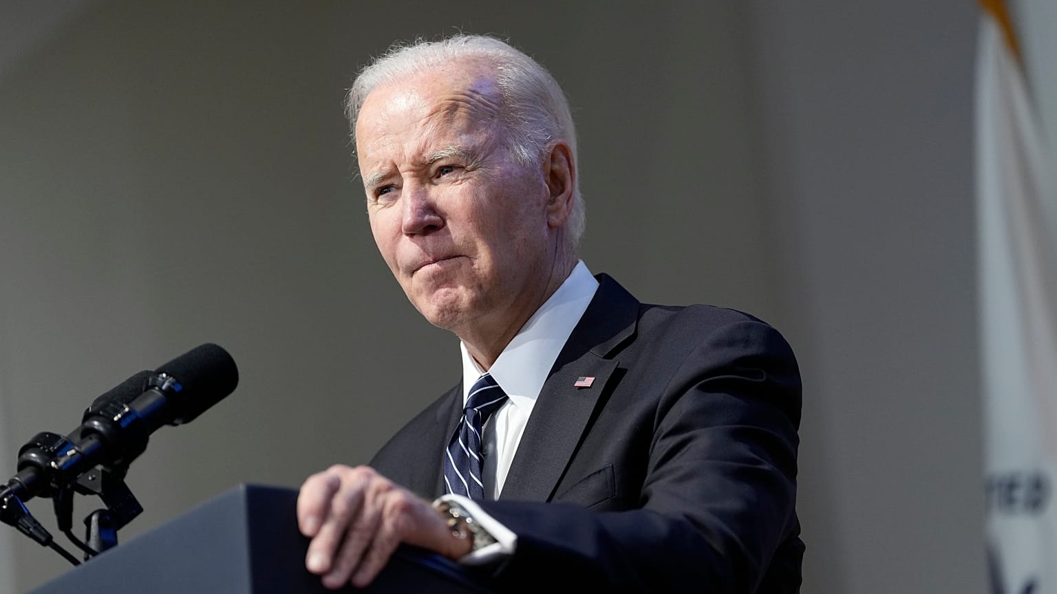 Az amerikai elnök a belbiztonsági minisztérium fennállása 20. évfordulójának alkalmából rendezett ünnepségen a washingtoni minisztériumban 2023. március 1-jén.