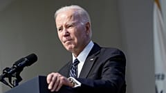 Az amerikai elnök a belbiztonsági minisztérium fennállása 20. évfordulójának alkalmából rendezett ünnepségen a washingtoni minisztériumban 2023. március 1-jén.
